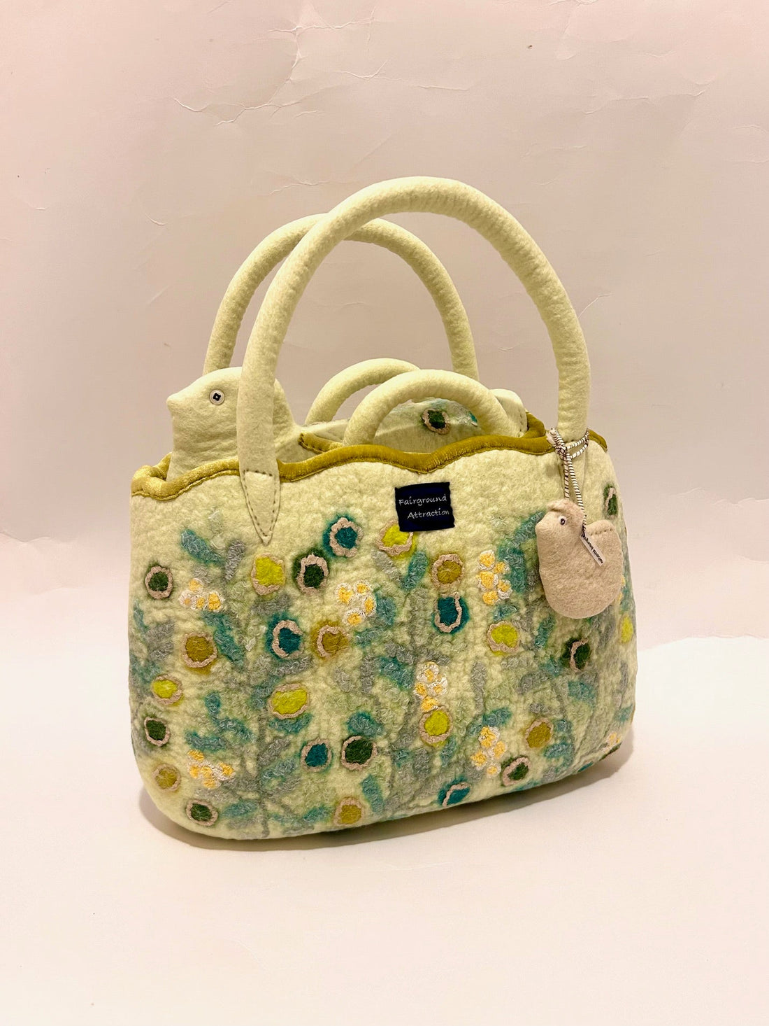 鳥が運ぶ模様の物語