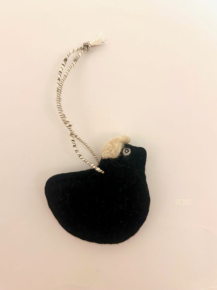 トリチャーム little bird/羊に成りきっているトリ