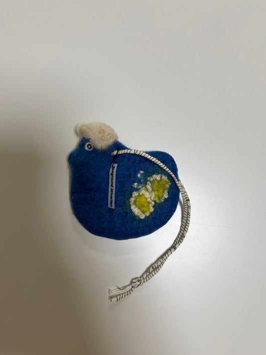 トリチャーム little bird/羊に成りきっているトリ